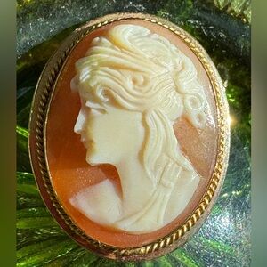 Elegant Cameo Brooch in Gold and Cream
